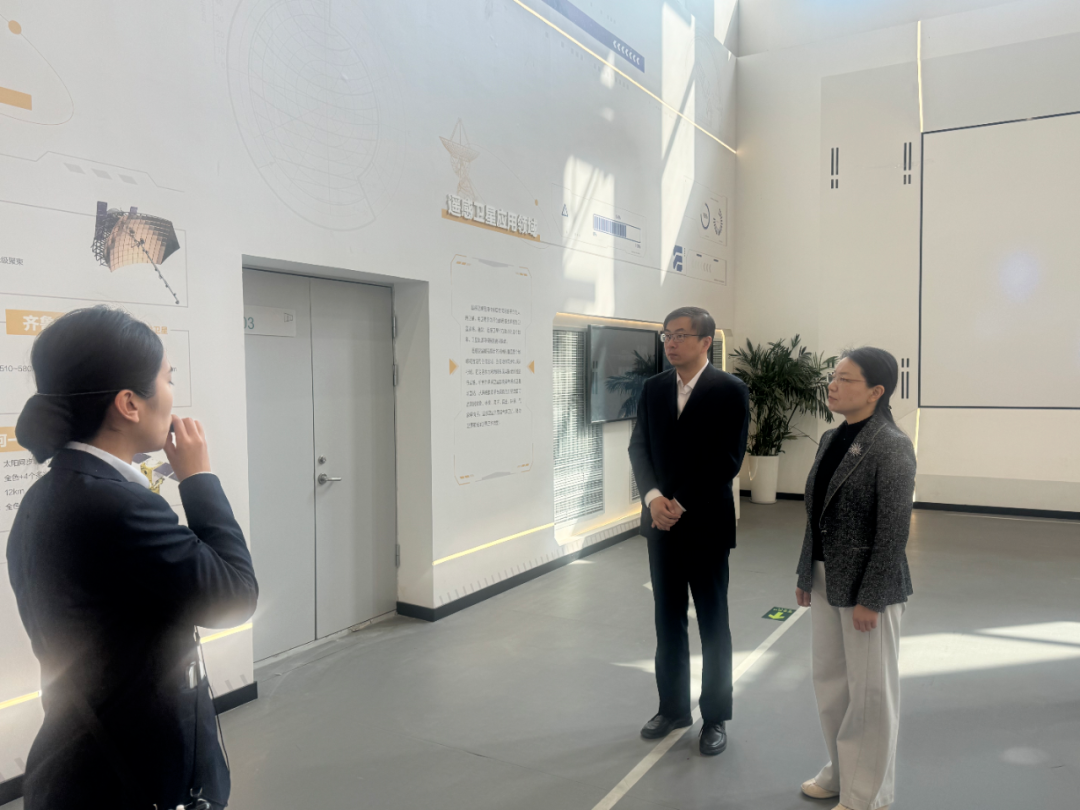 济南市语言艺术学会到区科技馆参观交流