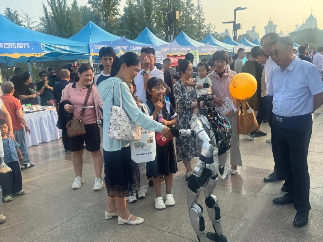 区科协组织参加“迎七一”大型义诊暨公益市集活动